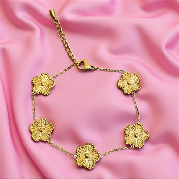 Jewelry - Gold Clover Bracelet